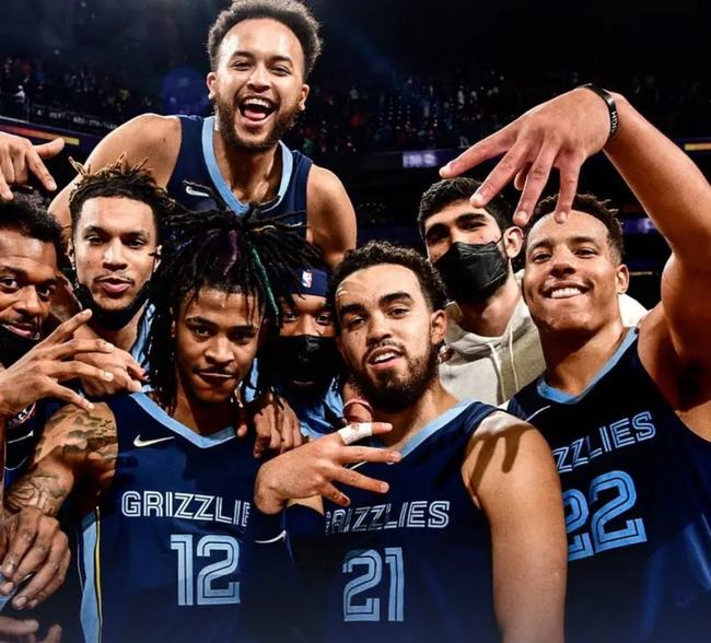 赛后金州勇士调整名单以备欧联冲刺阶段孟菲斯灰熊扳平良机，现场解说直呼：集结日达拉斯独行侠状态回暖的简单介绍