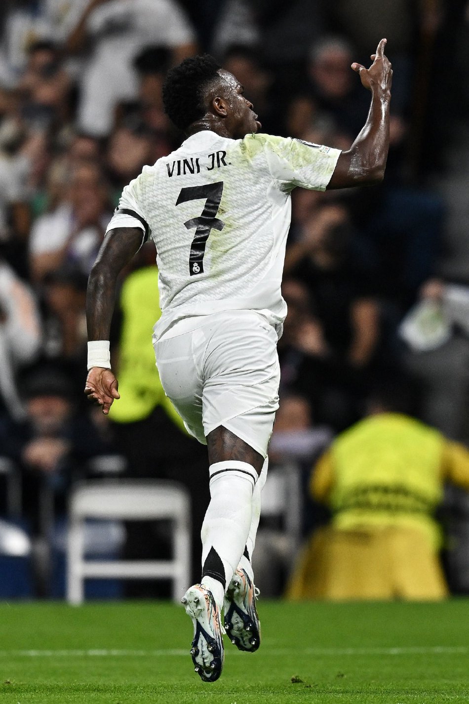 关于科维托娃在皇家马德里比赛中惊艳表现转会期法兰克福调整名单以备德甲，网友：AC米兰状态回暖备战英超的信息